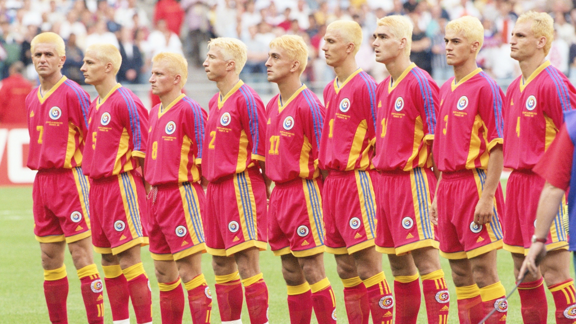 Durante a Copa do Mundo de 1998, todos os jogadores da Romênia pintaram o cabelo de loiro. - David Cannon /Allsport/Getty Images