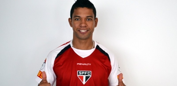 Wallyson posa para o site oficial do São Paulo após ser anunciado pelo clube - Site Oficial / www.saopaulofc.net