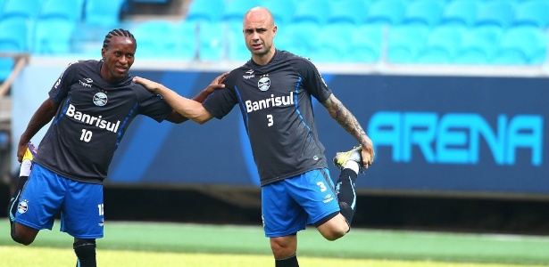 Zagueiro Cris (d) prega atenção máxima do Grêmio contra Fluminense no Engenhão  - Lucas Uebel/Divulgação Grêmio