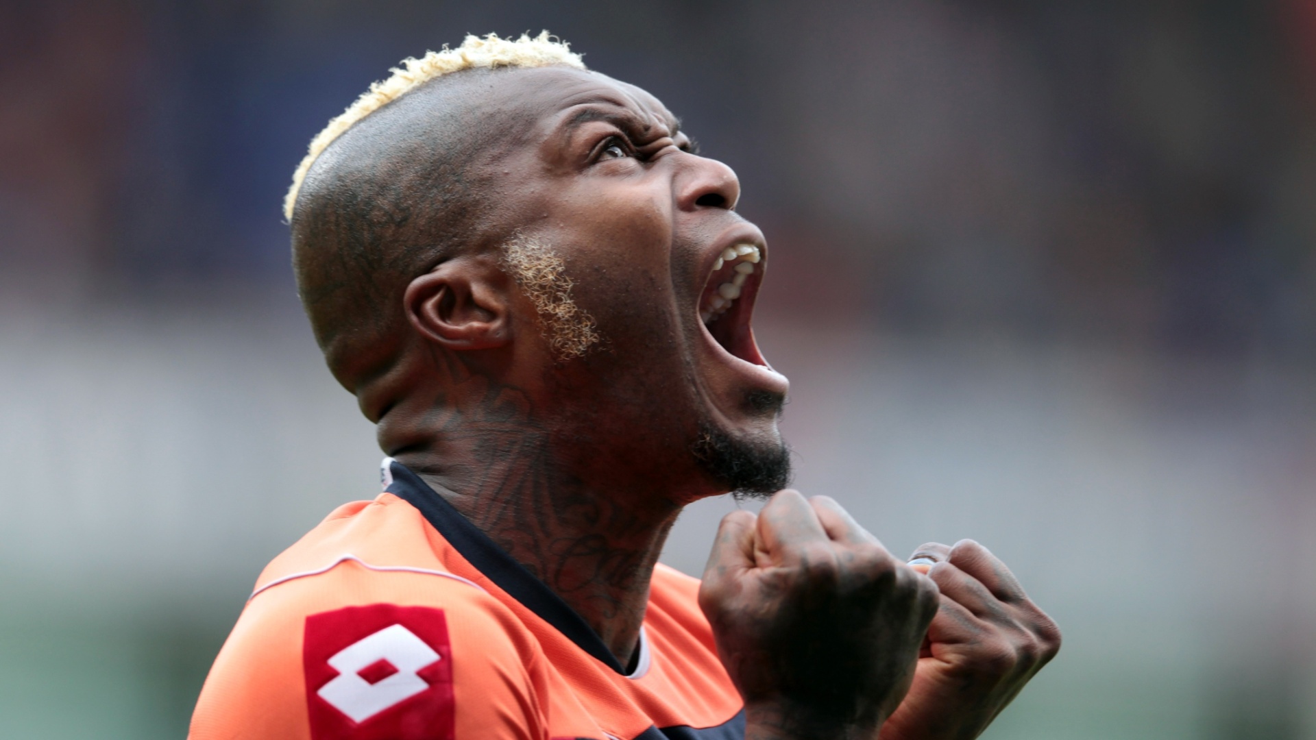 O francês Djibil Cissé é hors concours em qualquer lista de piores penteados. Seu moicano loiro não poderia ficar de fora - Ross Kinnaird/Getty Images