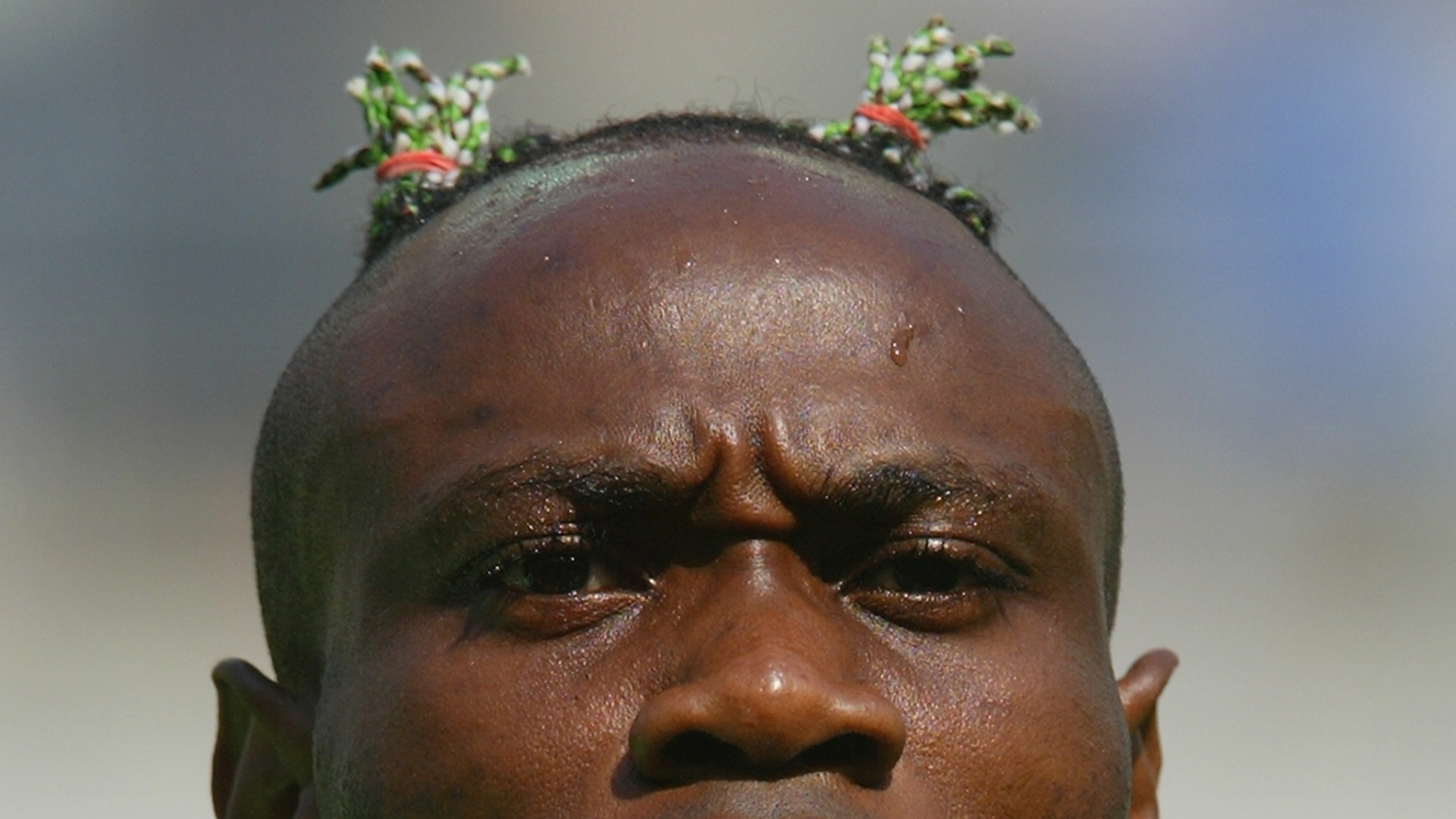 O nigeriano Taribo West e seu cabelo bastante peculiar alcançaram a nona posição na lista dos piores penteados do The Sun - Alex Livesey/Getty Images