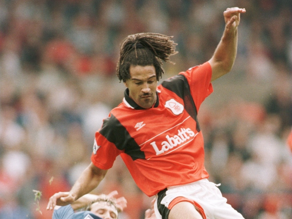 Os dreads do inglês Jason Lee também ficaram marcados como um dos piores penteados da história - Shaun Botterill/Allsport/Getty Images