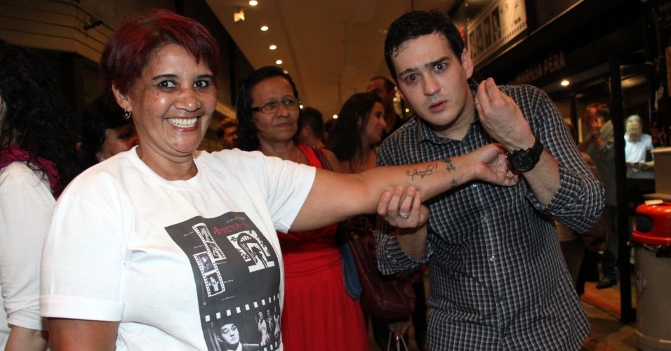 Fã surpreende Marcos Veras com uma tatuagem que fez com o autógrafo do humorista