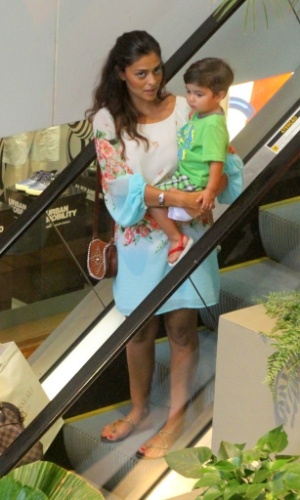 11.jan.2013 - Juliana Paes passeia com o filho Pedro em shopping do Rio de Janeiro