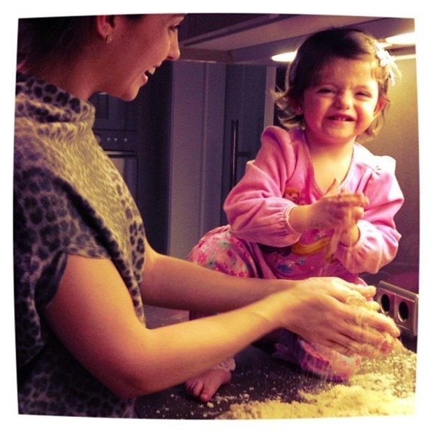 12.jan.2013 - Carol Celico faz torta de maçã com a ajuda da filha caçula