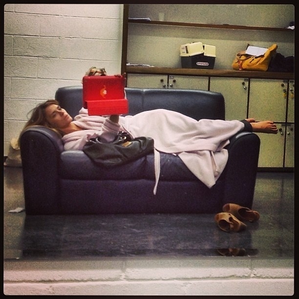 12.jan.2013 - Carolina Dieckmann divulga foto deitada em sofá do Projac