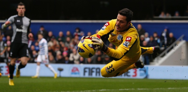 Julio Cesar defende chute durante a partida contra o Tottenham, pelo Inglês - REUTERS/Eddie Keogh