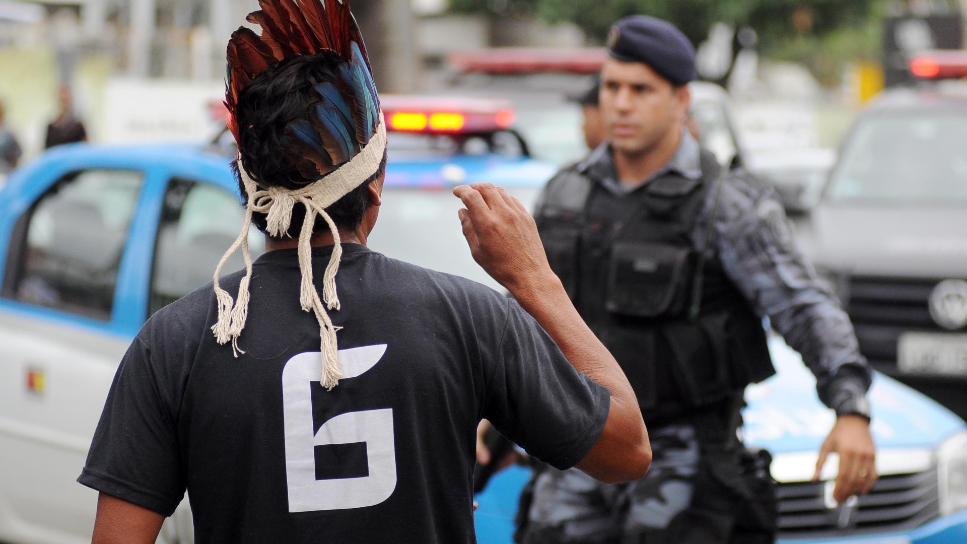 12.jan.2013 - Indígenas montam barricadas contra invasão do Batalhão de Choque na aldeia localizada no terreno do Museu do Índio, no Maracanã, zona norte do Rio, neste sábado (12). Segundo o governo estadual, a aldeia indígena, onde vivem 23 famílias indígenas há cerca de seis anos, será removida para as obras de modernização do estádio do Maracanã - Luiz Roberto Lima/Futura Press