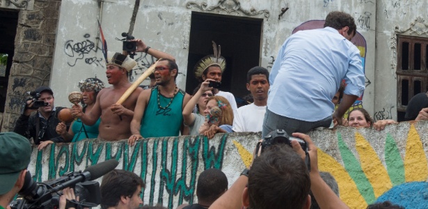 Índios protestam contra demolição do Museu do Índio, ao lado do estádio do Maracanã (12.jan.2013)