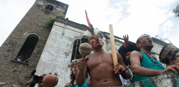 Indígenas prometem resistir à ordem de saída da aldeia do Museu no Índio, no Maracanã (12.jan.2013)