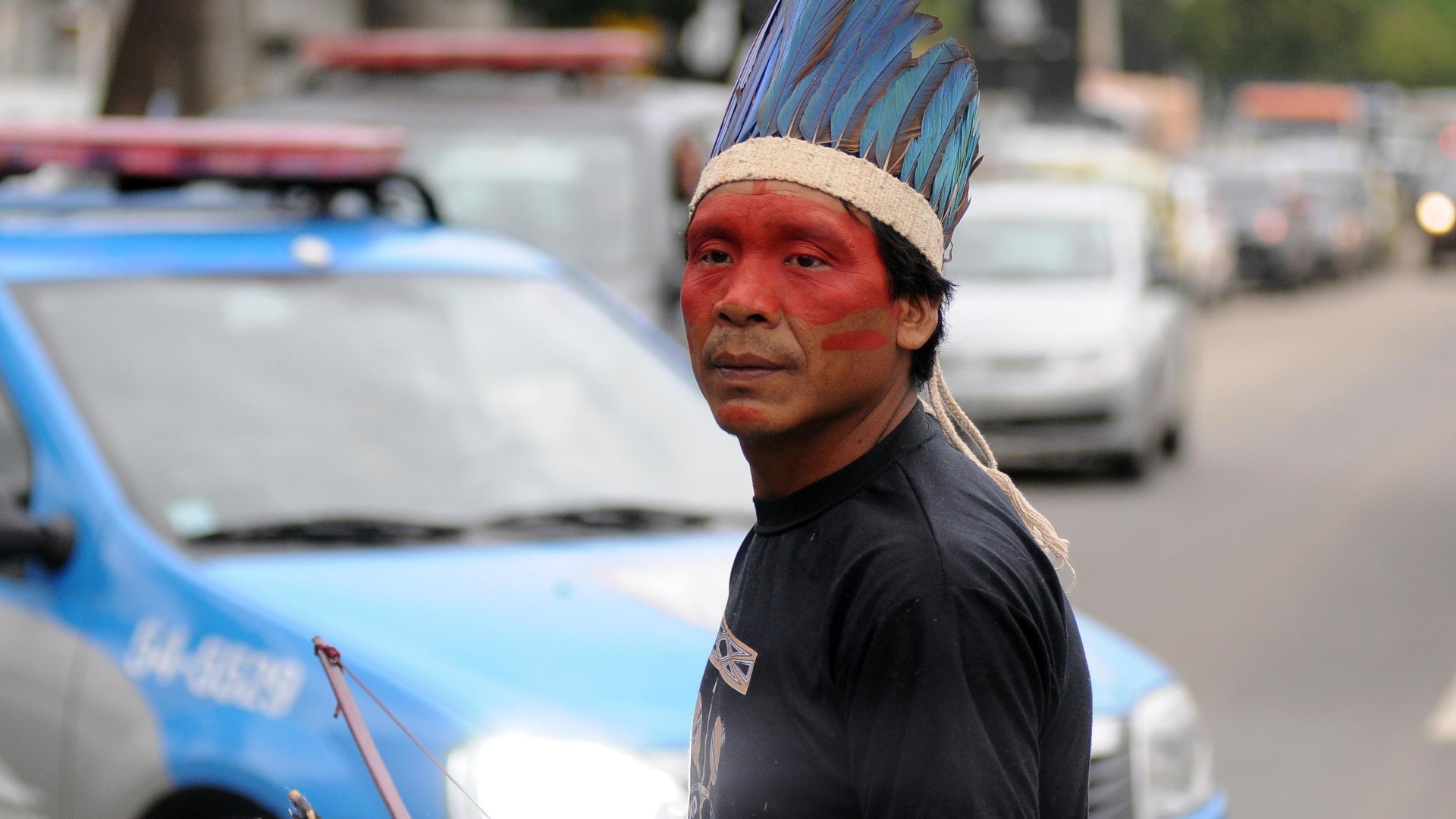 12.jan.2013 - Indígenas prometem resistir à invasão pelo Batalhão de Choque da aldeia localizada no terreno do Museu do Índio, no Maracanã, zona norte do Rio, neste sábado (12). Segundo o governo estadual, a aldeia indígena, onde vivem 23 famílias indígenas há cerca de seis anos, será removida para as obras de modernização do estádio do Maracanã - Luiz Roberto Lima/Futura Press