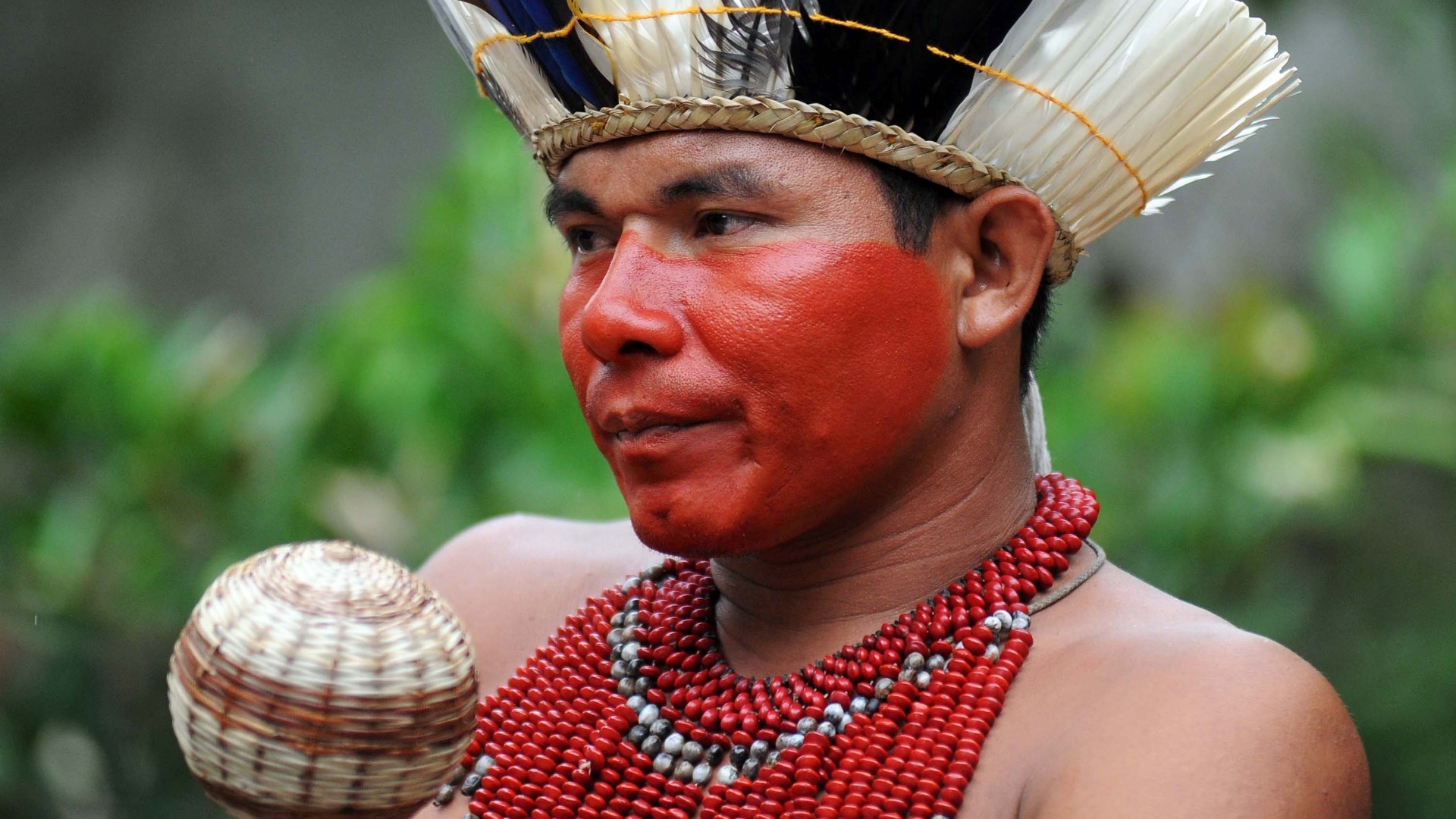 12.jan.2013 - Indígenas prometem resistir à invasão pelo Batalhão de Choque da aldeia localizada no terreno do Museu do Índio, no Maracanã, zona norte do Rio, neste sábado (12). Segundo o governo estadual, a aldeia indígena, onde vivem 23 famílias indígenas há cerca de seis anos, será removida para as obras de modernização do estádio do Maracanã - Luiz Roberto Lima/Futura Press