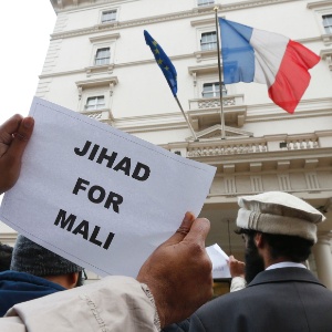 Muçulmanos protestam no sábado (12) na embaixada francesa em Londres, após ação militar no Mali