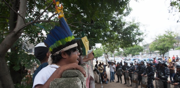 Policiais do Batalhão de Choque da PM cercaram o antigo Museu do Índio, no Maracanã