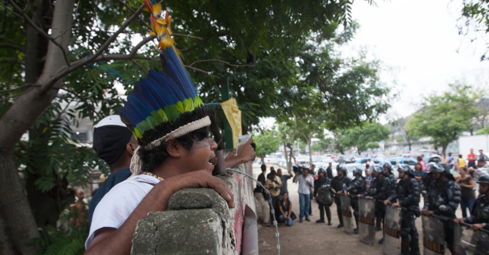 12.jan.2013 - Policiais do Batalhão de Choque da PM cercaram o antigo Museu do Índio, no Maracanã, na manhã deste sábado. Terreno será usado na Copa-2014