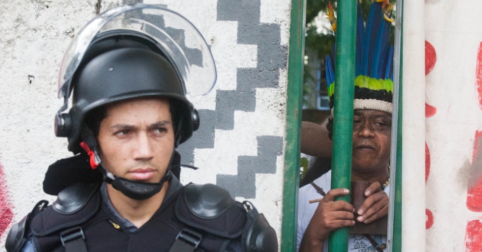 12.jan.2013 - Policiais do Batalhão de Choque da PM cercaram o antigo Museu do Índio, no Maracanã, na manhã deste sábado. Terreno será usado para obras da Copa-2014
