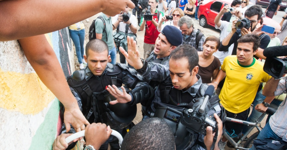 12.jan.2013 - Policiais do Batalhão de Choque da PM cercaram o antigo Museu do Índio, no Maracanã, na manhã deste sábado. Terreno será usado para obras da Copa-2014