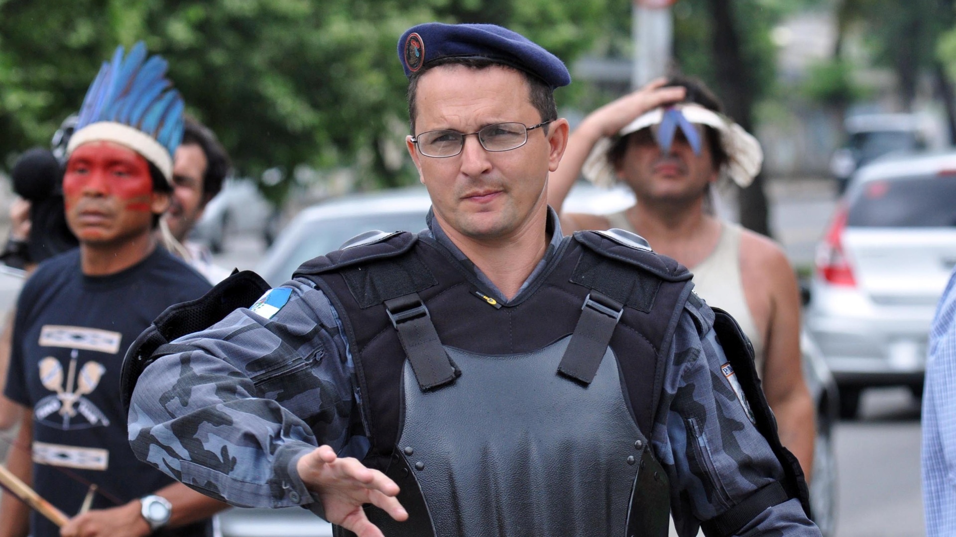 12.jan.2013 - Soldados do Batalhão de Choque da PM estão de prontidão em frente ao Museu do Índio, no Maracanã, zona norte do Rio, neste sábado (12), aguardando ordem judicial para desocupar o local, que deve ser demolido por causa das obras da Copa do Mundo. Índios armados com arcos e flechas prometem resistir à desocupação - Luiz Roberto Lima/Futura Press