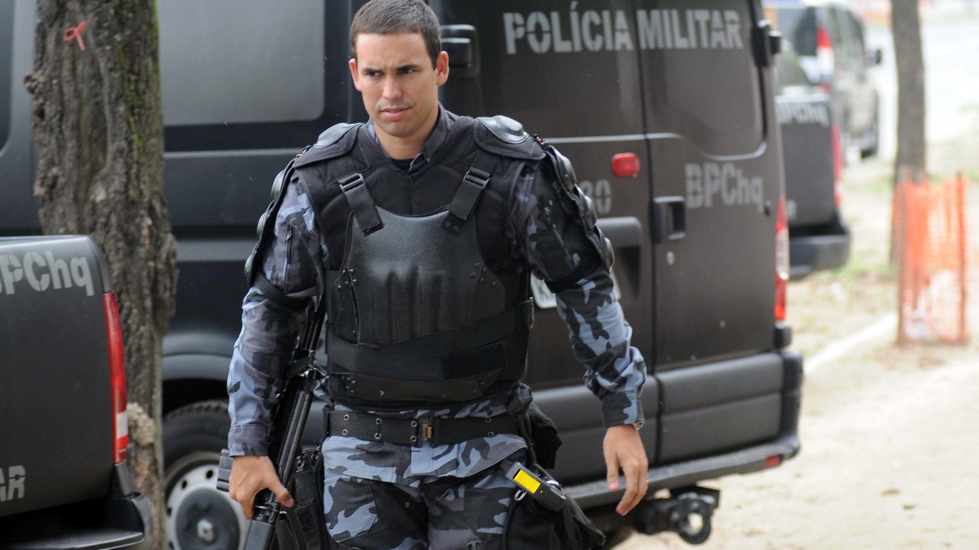 12.jan.2013 - Soldados do Batalhão de Choque da PM estão de prontidão em frente ao Museu do Índio, no Maracanã, zona norte do Rio, neste sábado (12), aguardando ordem judicial para desocupar o local, que deve ser demolido por causa das obras da Copa do Mundo. Índios armados com arcos e flechas prometem resistir à desocupação - Luiz Roberto Lima/Futura Press
