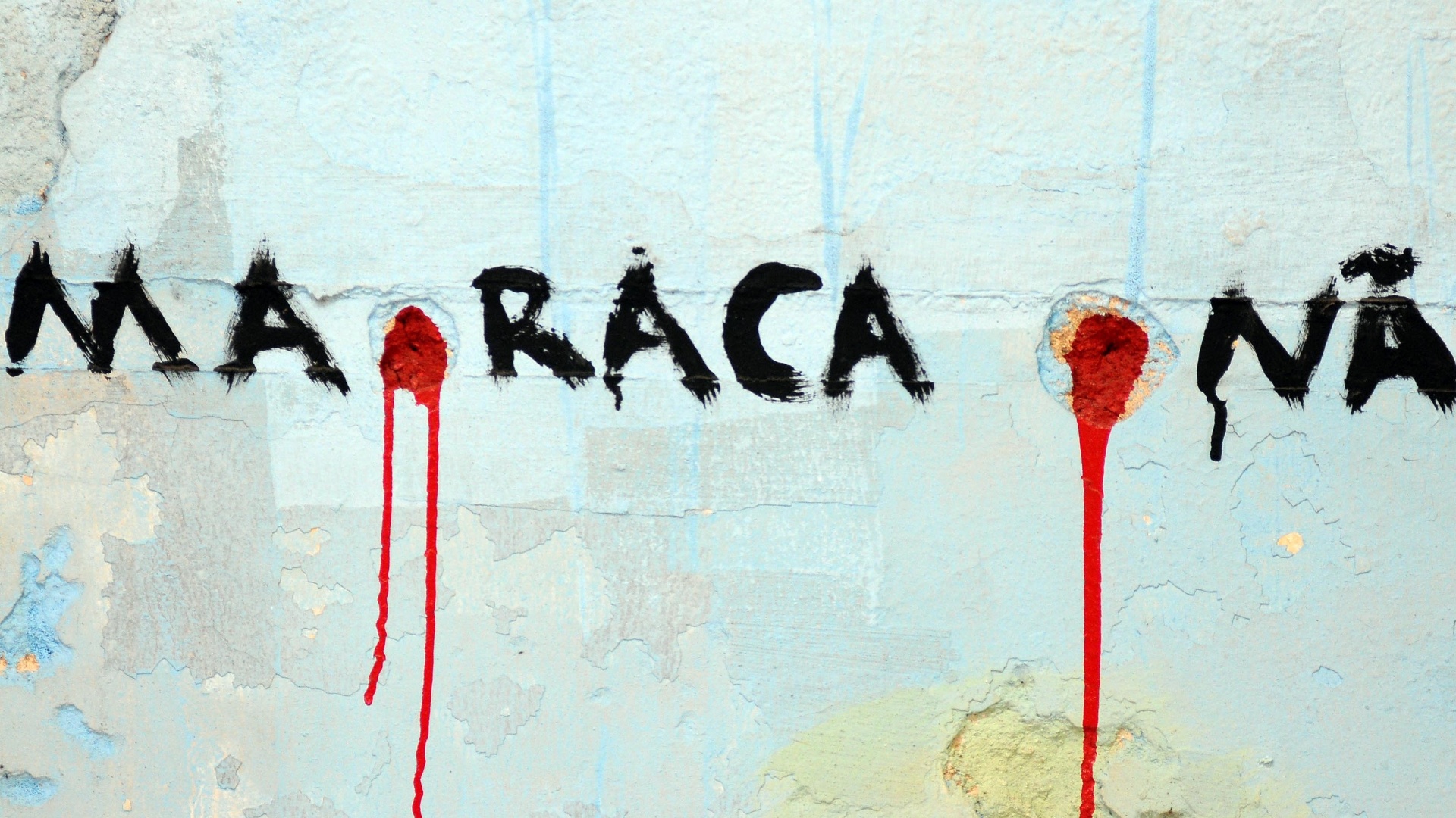 12.jan.2013 - Soldados do Batalhão de Choque da PM estão de prontidão em frente ao Museu do Índio, no Maracanã, zona norte do Rio, neste sábado (12), aguardando ordem judicial para desocupar o local, que deve ser demolido por causa das obras da Copa do Mundo. Índios armados com arcos e flechas prometem resistir à desocupação - Luiz Roberto Lima/Futura Press