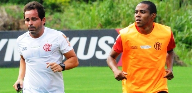 Acompanhado de preparador físico, Elias (d) correu por 20 minutos no CT do Flamengo - Alexandre Vidal/Fla Imagem/Divulgação