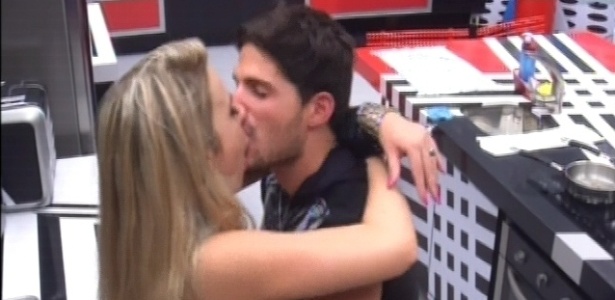 13.jan.2013 - André e Fernanda se beijam após 