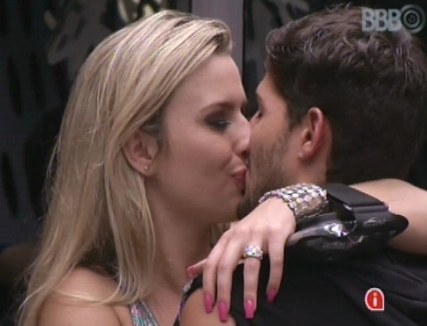 13.jan.2013 - André e Fernanda se beijam na cozinha durante Festa Espacial