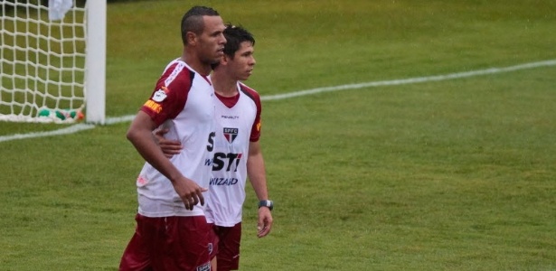 Luis Fabiano e Osvaldo comemoram gol em jogo-treino. Eles enfrentarão concorrência em 2013 -  Julia Chequer/Folhapress