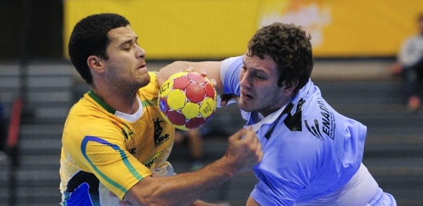 Brasileiro Lucas Candido trava forte disputa com o argentino Federico Fernandez, em Mundial de handebol