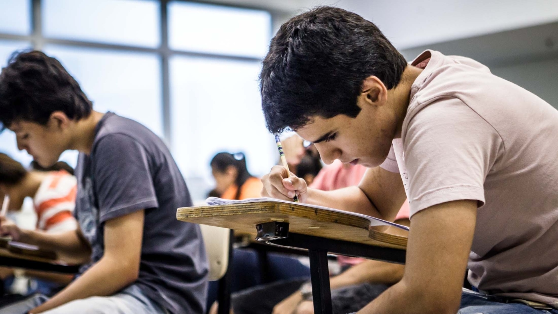 13.jan.2013 - Candidatos fazem o primeiro dia da segunda fase do vestibular 2013 da Unicamp (Universidade Estadual de Campinas) em local de prova da capital paulista. Os exames continuam até terça-feira (15) - Leandro Moraes/UOL