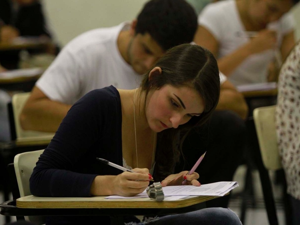13.jan.2013 - Candidatos fazem o primeiro dia da segunda fase do vestibular 2013 da Unicamp (Universidade Estadual de Campinas) em local de prova de Campinas. Os exames continuam até terça-feira (15) - Ricardo Lima/UOL