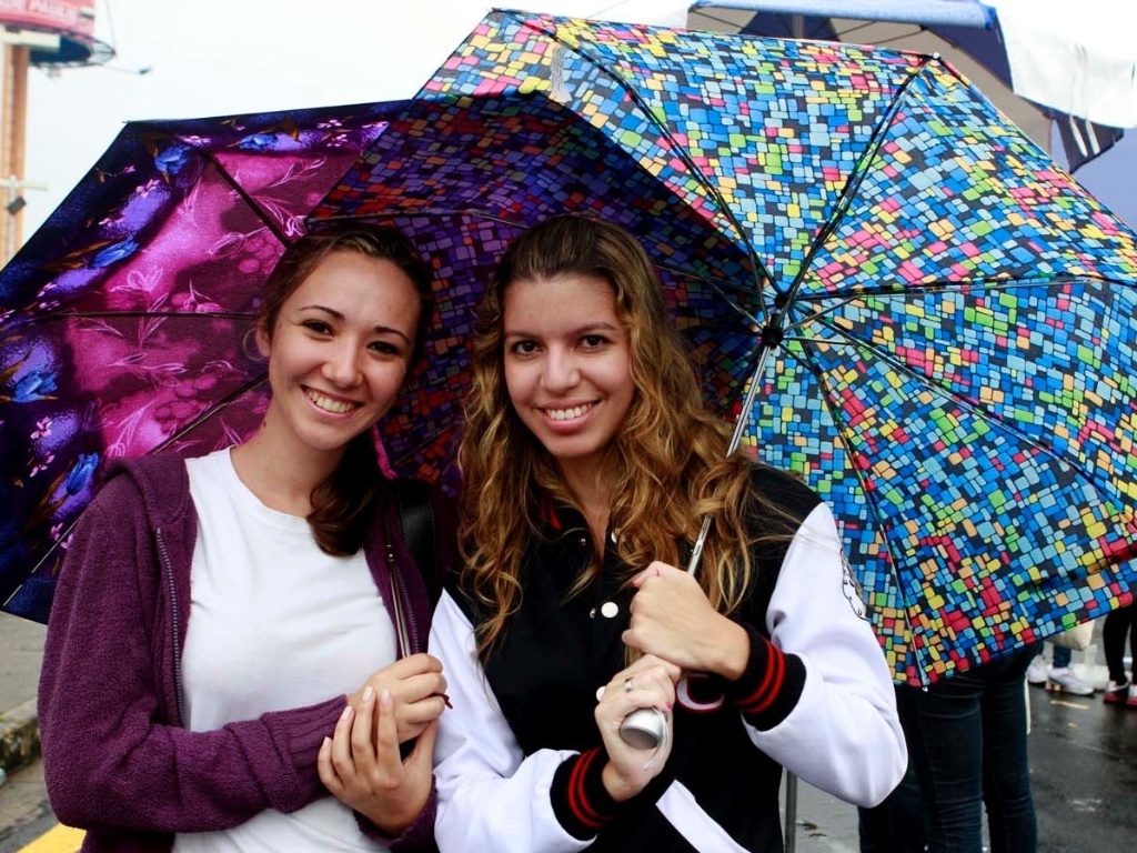 13.jan.2013 - Em Campinas, as candidatas Karina Maeada e Lais Rocha aguardam o início da segunda fase do vestibular 2013 da Unicamp (Universidade Estadual de Campinas) - Ricardo Lima/UOL