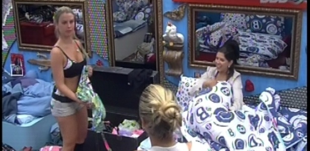 13.jan.2013 - Fernanda, Marien e Andressa conversam sobre Yuri e André no quarto Brechó