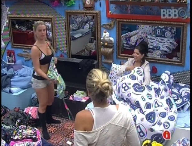 13.jan.2013 - Fernanda, Marien e Andressa conversam sobre Yuri e André no quarto Brechó