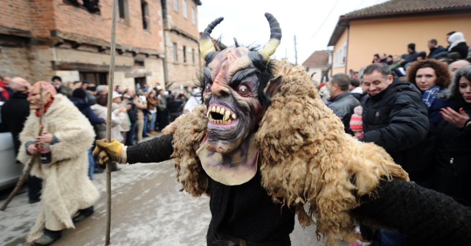 13.jan.2013 - Folião participa de carnaval de rua na vila de Vevchani, na Macedônia, neste domingo (13). O carnaval de Vevchani, que tem mais de 1400 anos de existência, marca o começo do ano no calendário juliano, utilizado pela Igrja Ortodoxa da Macedônia