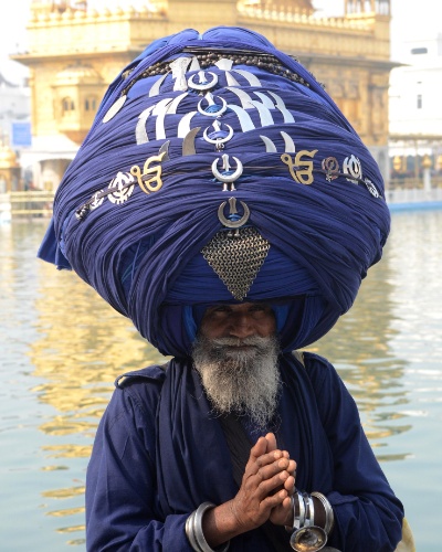 13.jan.2013 - Guerreiro do exército Nihang, tradicional guarda religiosa Sikh, veste um turbante de 300 metros de comprimento durante o festival Maghi Mela, que ocorre nas imediações do Templo de Ouro em Amristar, no Punjab, região na fronteira entre a Índia e o Paquistão