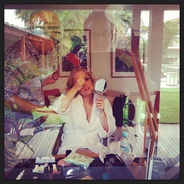 13.jan.2013 - Luciano Huck publica foto de Angélica se maquiando para entrevistar Carolina Dieckmann