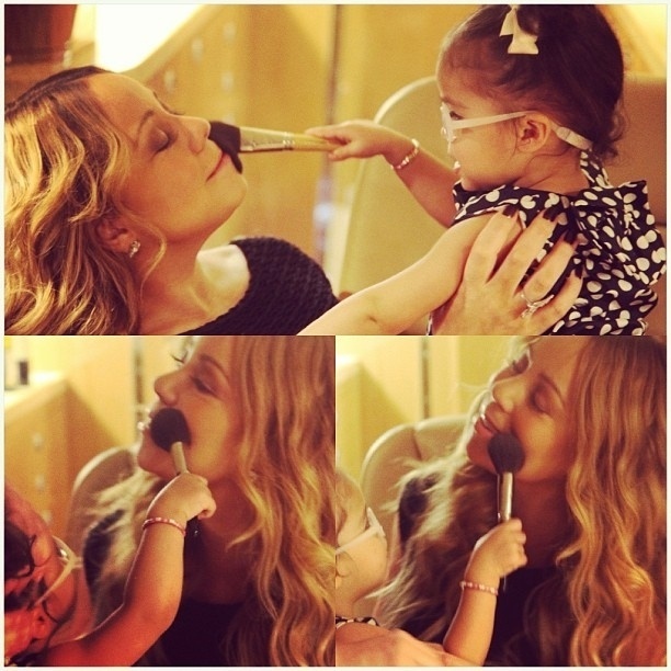 13.jan.2013 - Mariah Carey publica foto da filha Monroe brincando de maquiar