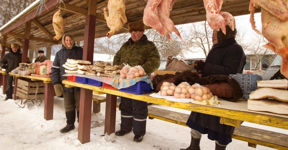13.jan.2013 - Moradores da vila Shishchitsy, em Belarus, vendem produtos da fazenda em feira de rua