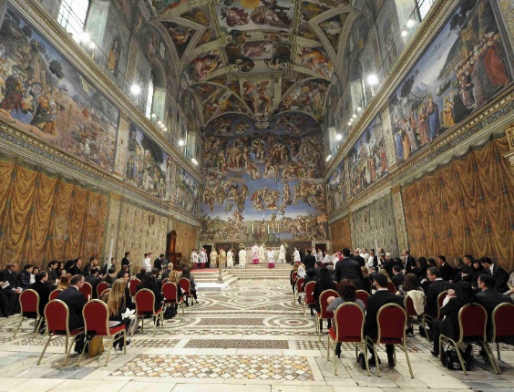 13.jan.2013 - O papa Bento 16 realiza cerimônia de batismo na Capela Sistina, em Roma, neste domingo (13). Mais cedo, o papa foi alvo de manifestantes do grupo feminista Femen, que realizaram protesto no Vaticano