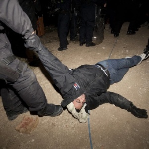 Policiais expulsam manifestante de área controversa da Cisjordânia conhecida como E1, no domingo (13)