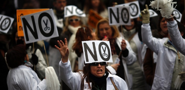 Profissionais de saúde realizam manifestação contra os cortes do governo espanhol - Susana Vera/Reuters