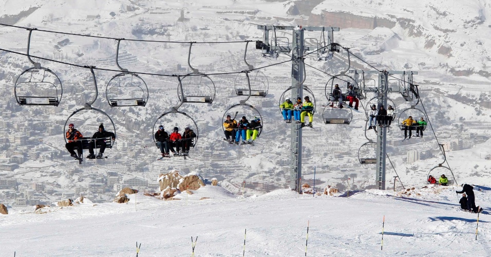 13.jan.2013 - Teleférico tranporta visitantes de estação de esqui em Faraya, no Líbano, neste domingo (13)