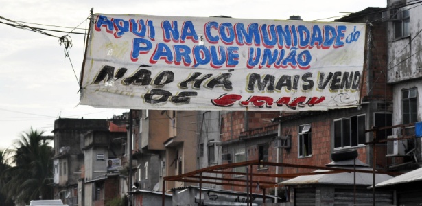 Traficantes do Parque União, no Complexo da Maré, no Rio, avisam que não vendem crack no bairro - 13.jan.2013 - Luiz Roberto Lima/Futura Press