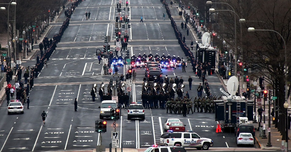 13.jan.2013 - Um ensaio para a posse presidencial de Barack Obama toma curso na avenida Pensilvânia, em Washington, nos EUA