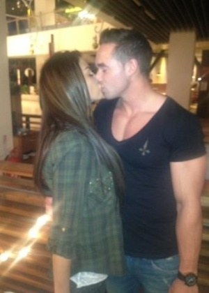 Katie Price beija o namorado, Kieran Haylor, em foto divulgada no Twitter