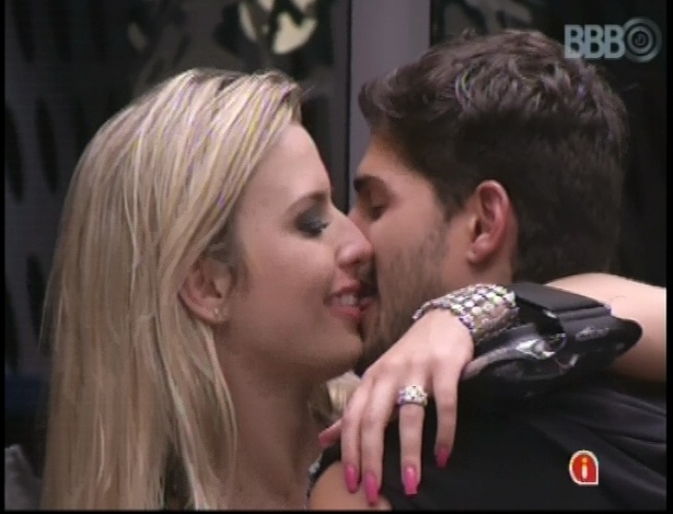 12.jan.2013 - André beija Fernanda durante a Festa Espacial