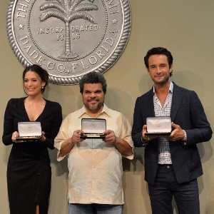 Da esquerda para a direita, os atores Génesis Rodríguez, Luis Guzmán e Rodrigo Santoro recebem a homenagem 