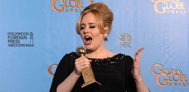 A cantora Adele posa com o prêmio de melhor canção, por sua interpretação da música tema de "Operação Skyfall", na 70ª cerimônia de entrega do Globo de Ouro, em Los Angeles - Robyn Beck/AFP