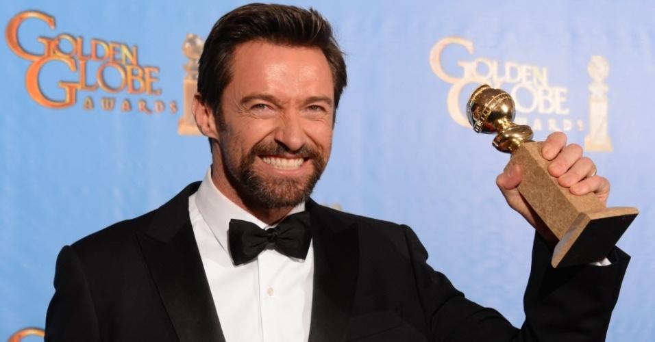 13.jan.2013 - O ator Hugh Jackman com o prêmio de melhor ator em comédia ou musical na 70ª cerimônia de entrega do Globo de Ouro, em Los Angeles